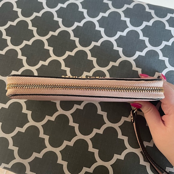 Michael Kors Hayes Multifunction Leather Wallet Phone Case - Picture 2 of 8